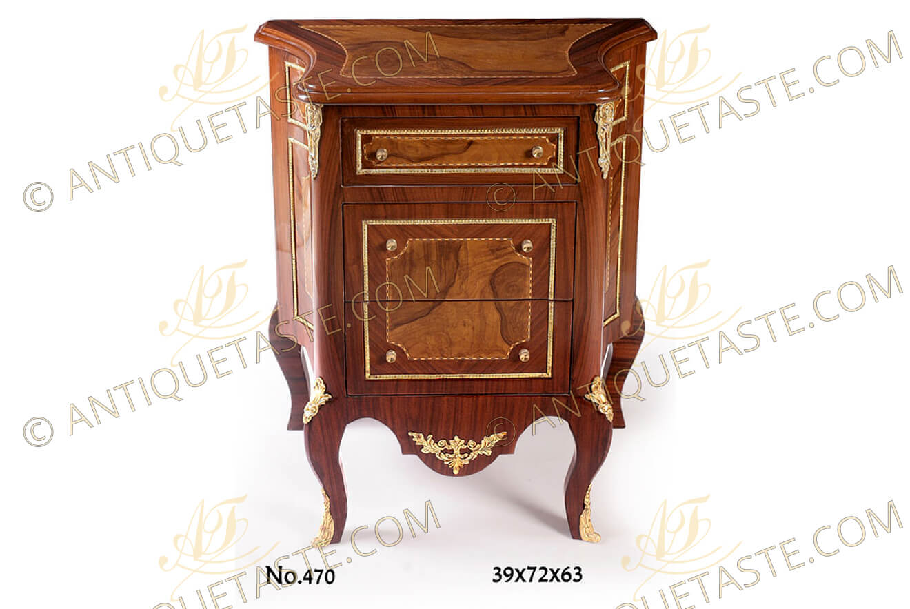 An elegant French Louis XV style ormolu-mounted double veneer inlaid concave sides Chest of Drawers, with three drawers, adorned with cyma recta style ormolu trims and foliate pierced ormolu mounts