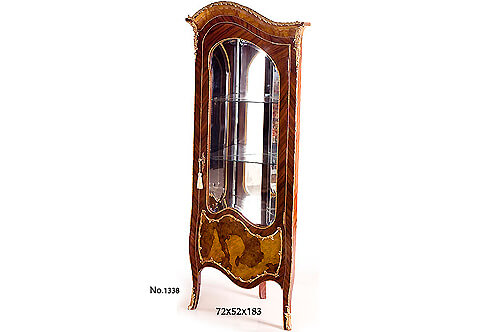 French Transitional style ormolu-mounted veneer inlaid mirrored interior triangle shaped three legged corner display vitrine after the model by François Linke
