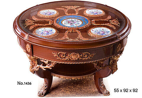 French Régence Louis XV ormolu-mounted Sèvres porcelain plates top veneer inlaid Couch Cocktail Table
