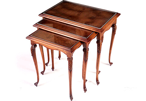 TROIS TABLES GIGOGNES DE STYLE REINE ANNE - Early 18th C. English Queen Anne style hand carved veneer inlaid side Nesting Table Set of Three on Cabriole pad feet